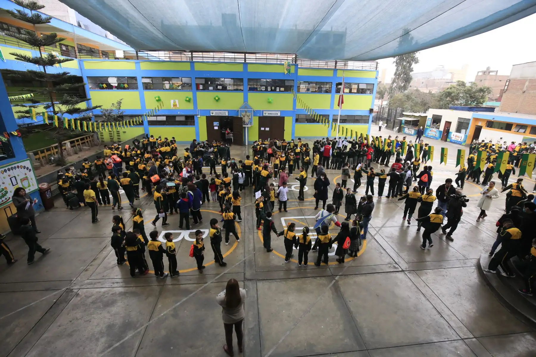 Simulacro contra incendio para mostrar la capacidad de respuesta de la comunidad educativa en el colegio Héroes del Cenepa del Cercado de Lima.

Foto: Andina/Juan Carlos Guzmán Negrini