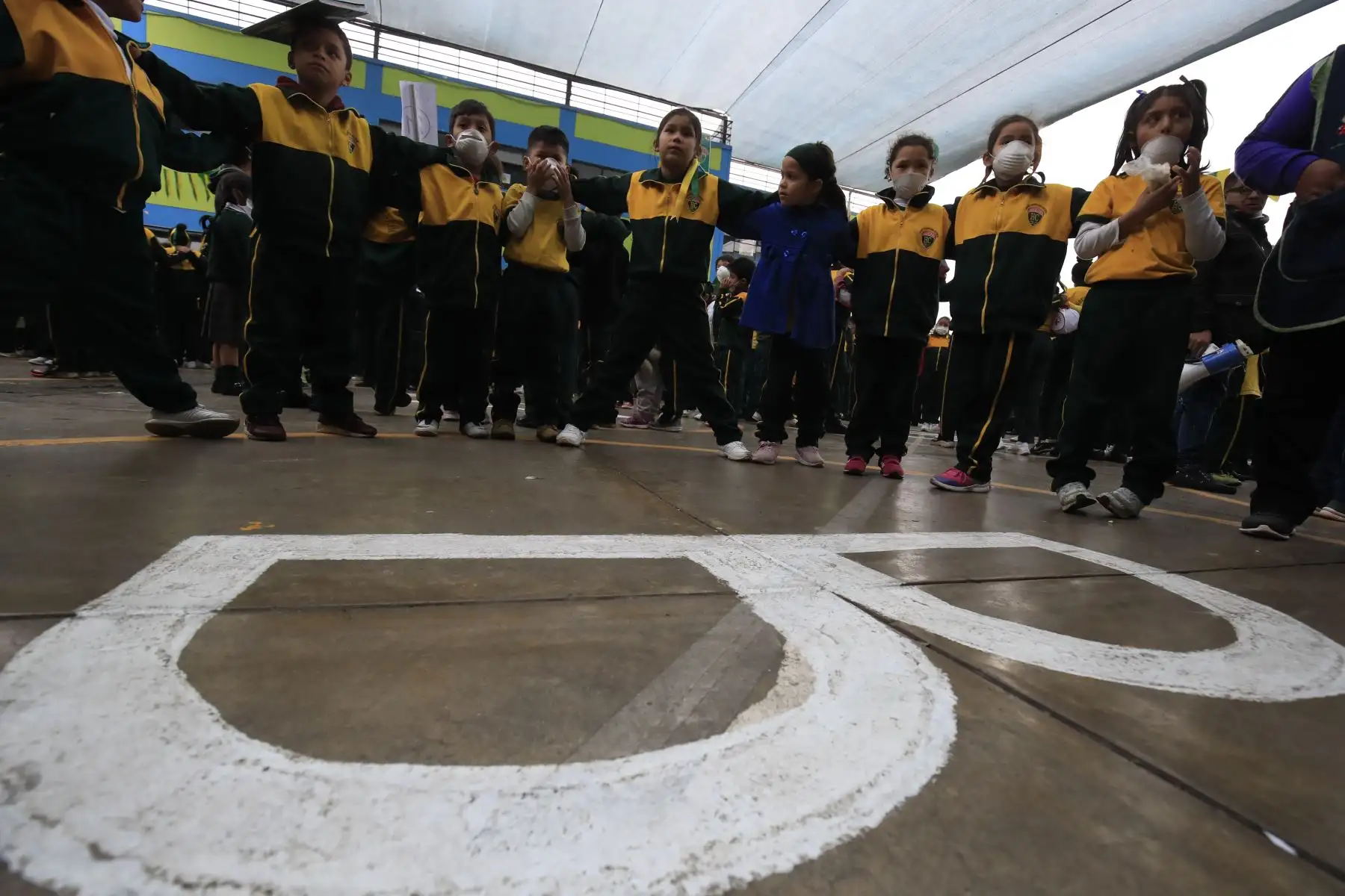 Simulacro contra incendio para mostrar la capacidad de respuesta de la comunidad educativa en el colegio Héroes del Cenepa del Cercado de Lima.

Foto: Andina/Juan Carlos Guzmán Negrini