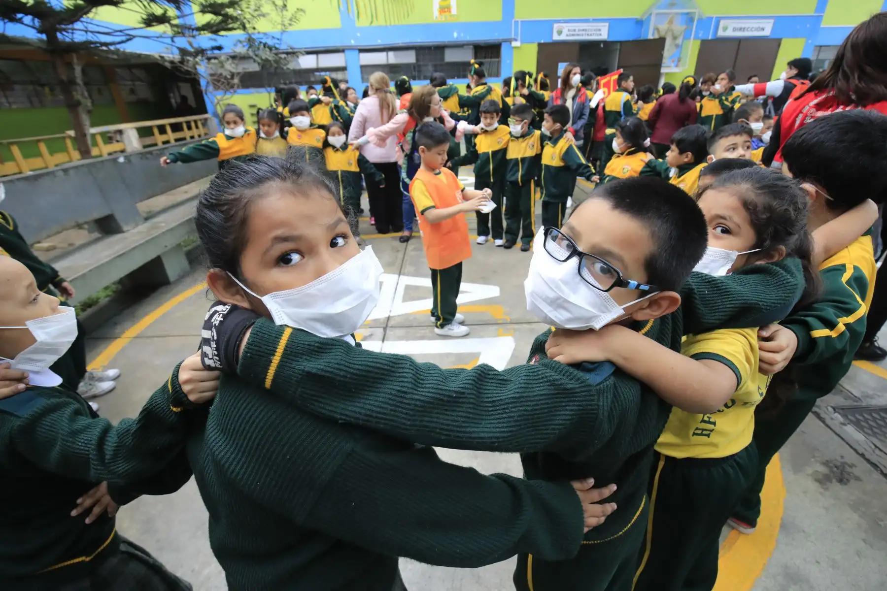 Simulacro contra incendio para mostrar la capacidad de respuesta de la comunidad educativa en el colegio Héroes del Cenepa del Cercado de Lima.

Foto: Andina/Juan Carlos Guzmán Negrini