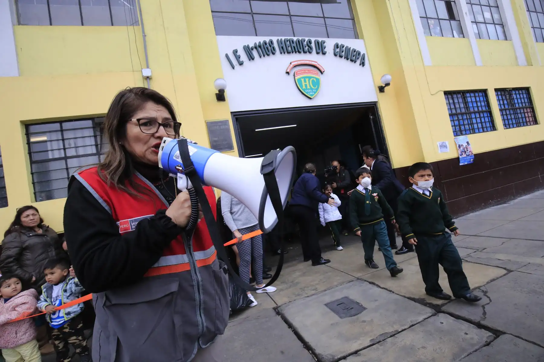 Simulacro contra incendio para mostrar la capacidad de respuesta de la comunidad educativa en el colegio Héroes del Cenepa del Cercado de Lima.

Foto: Andina/Juan Carlos Guzmán Negrini