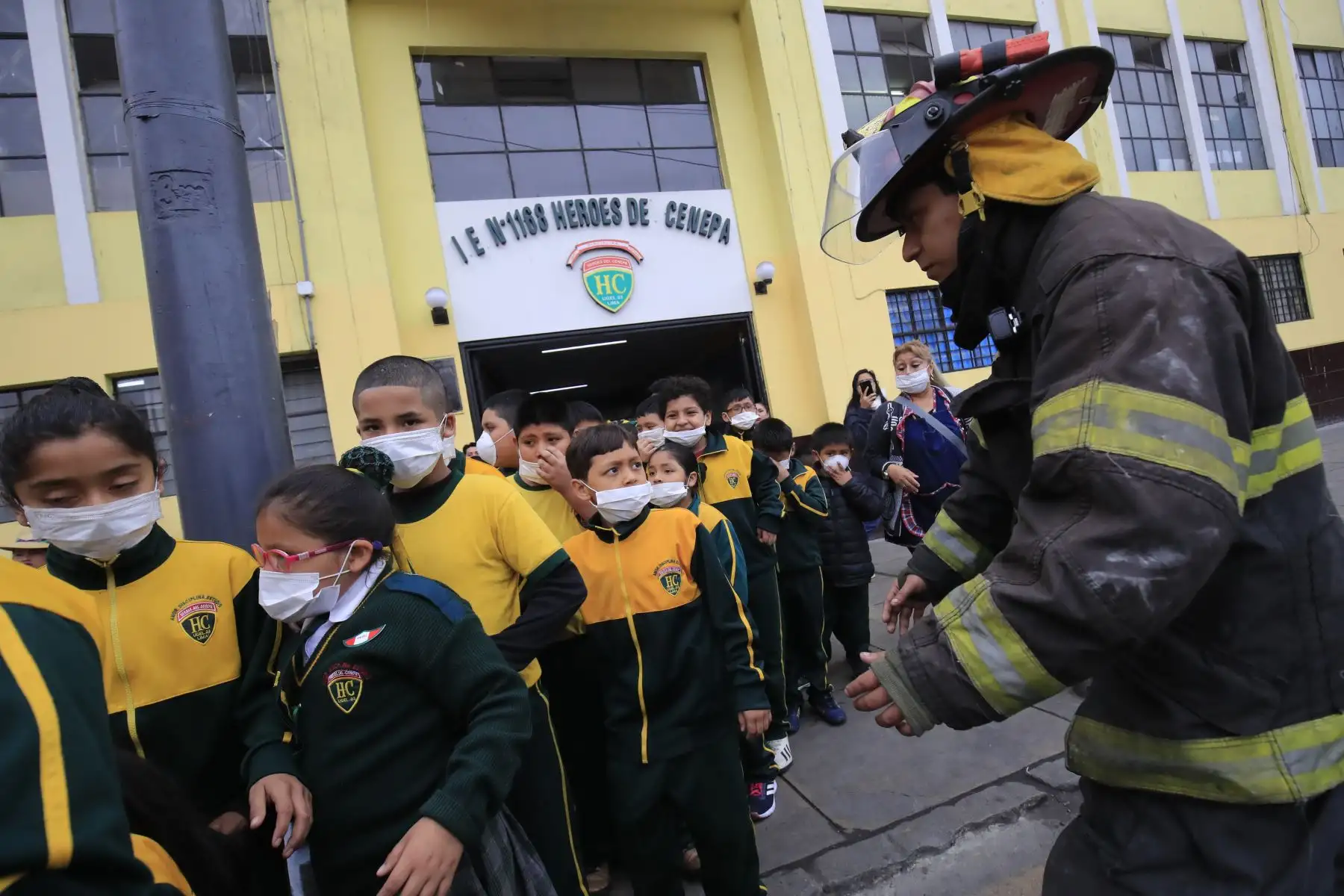 Simulacro contra incendio para mostrar la capacidad de respuesta de la comunidad educativa en el colegio Héroes del Cenepa del Cercado de Lima.

Foto: Andina/Juan Carlos Guzmán Negrini