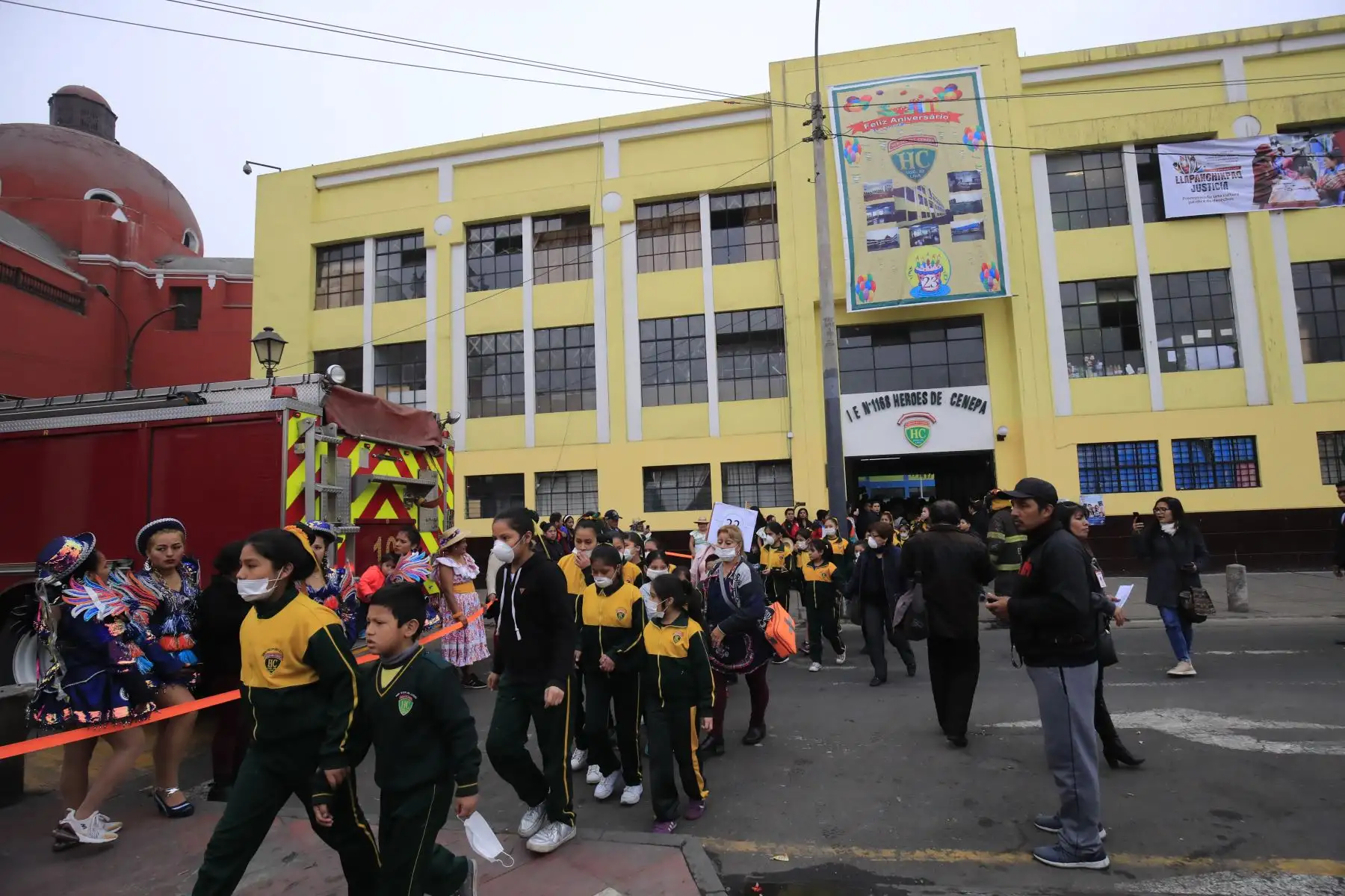 Simulacro contra incendio para mostrar la capacidad de respuesta de la comunidad educativa en el colegio Héroes del Cenepa del Cercado de Lima.

Foto: Andina/Juan Carlos Guzmán Negrini