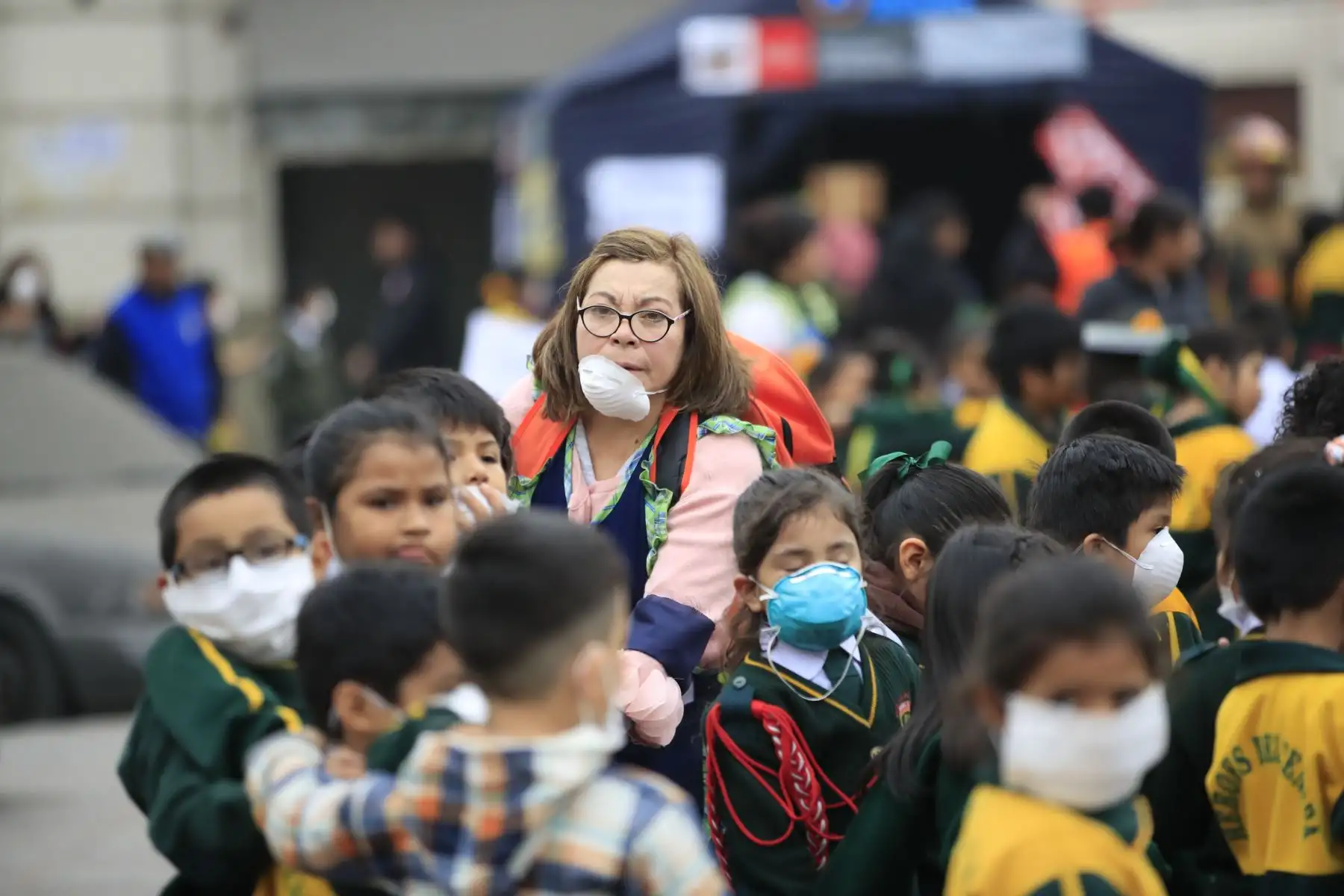 Simulacro contra incendio para mostrar la capacidad de respuesta de la comunidad educativa en el colegio Héroes del Cenepa del Cercado de Lima.

Foto: Andina/Juan Carlos Guzmán Negrini