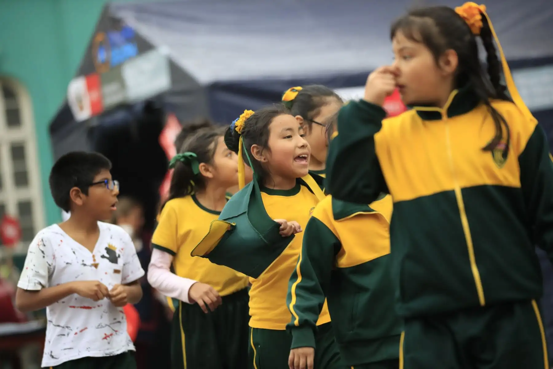 Simulacro contra incendio para mostrar la capacidad de respuesta de la comunidad educativa en el colegio Héroes del Cenepa del Cercado de Lima.

Foto: Andina/Juan Carlos Guzmán Negrini