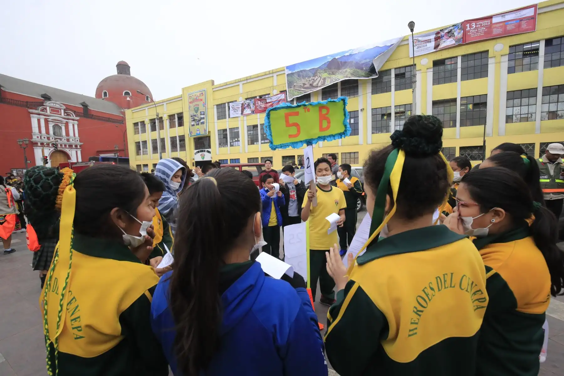 Simulacro contra incendio para mostrar la capacidad de respuesta de la comunidad educativa en el colegio Héroes del Cenepa del Cercado de Lima.

Foto: Andina/Juan Carlos Guzmán Negrini