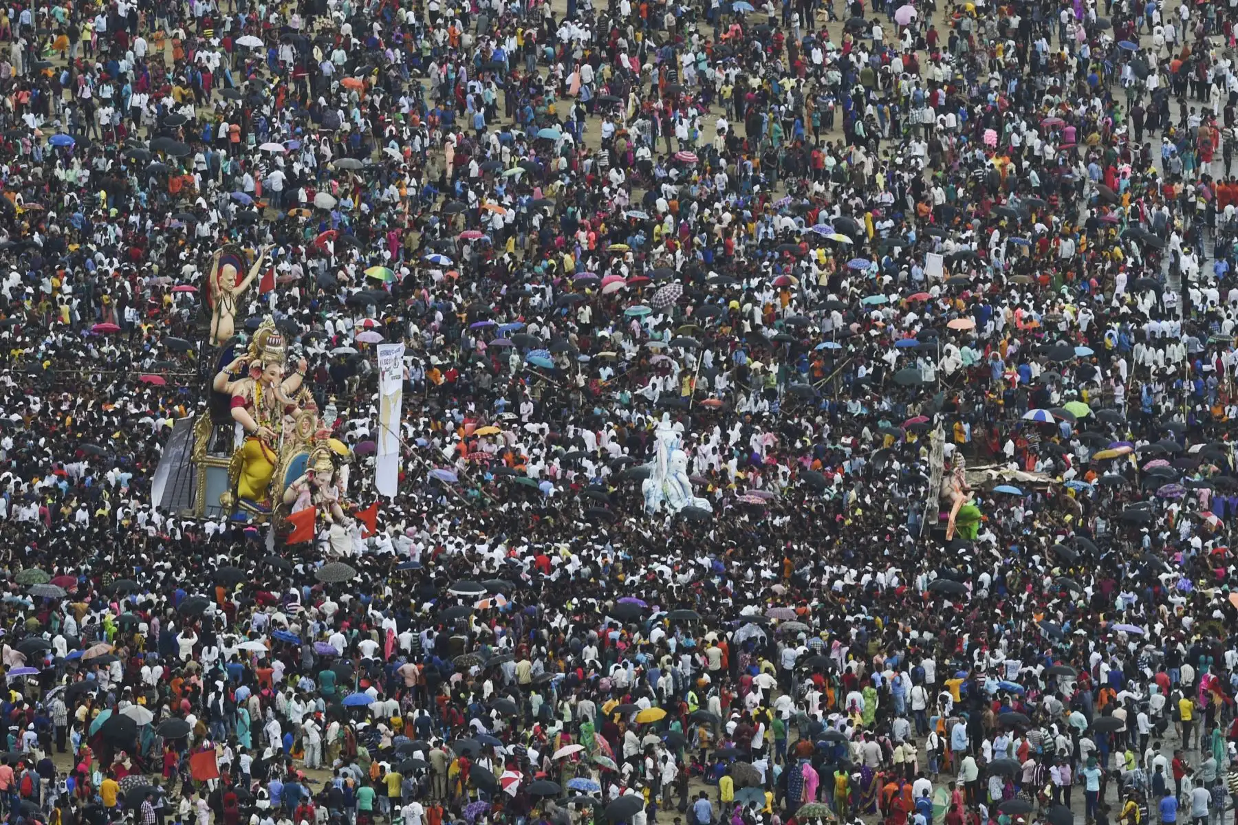 Devotos hindúes llevan ídolos de la deidad con cabeza de elefante Lord Ganesha para sumergirse en el mar Arábigo el último día del festival Ganesh Chaturthi en Mumbai. Foto: AFP