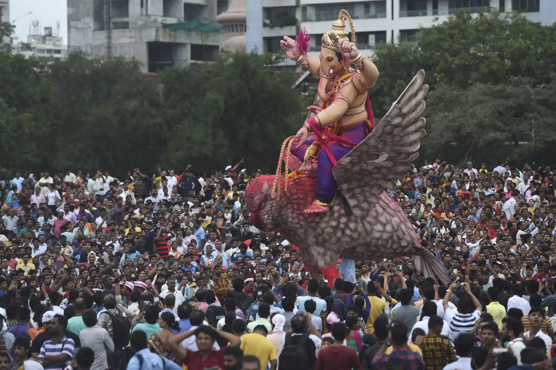 Devotos hindúes llevan ídolos de la deidad con cabeza de elefante Lord Ganesha para sumergirse en el mar Arábigo el último día del festival Ganesh Chaturthi en Mumbai. Foto: AFP