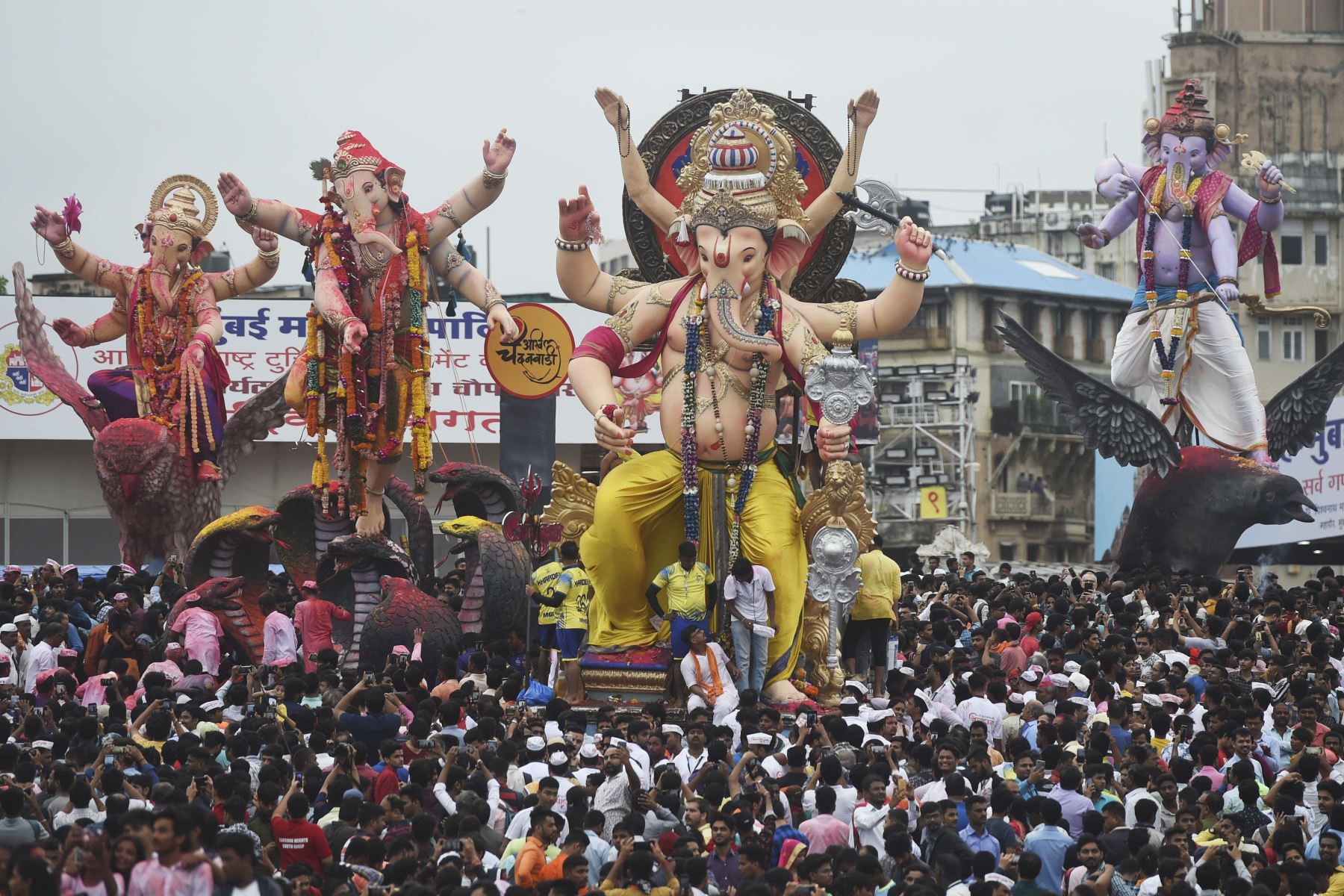Devotos hindúes llevan ídolos de la deidad con cabeza de elefante Lord Ganesha para sumergirse en el mar Arábigo el último día del festival Ganesh Chaturthi en Mumbai. Foto: AFP