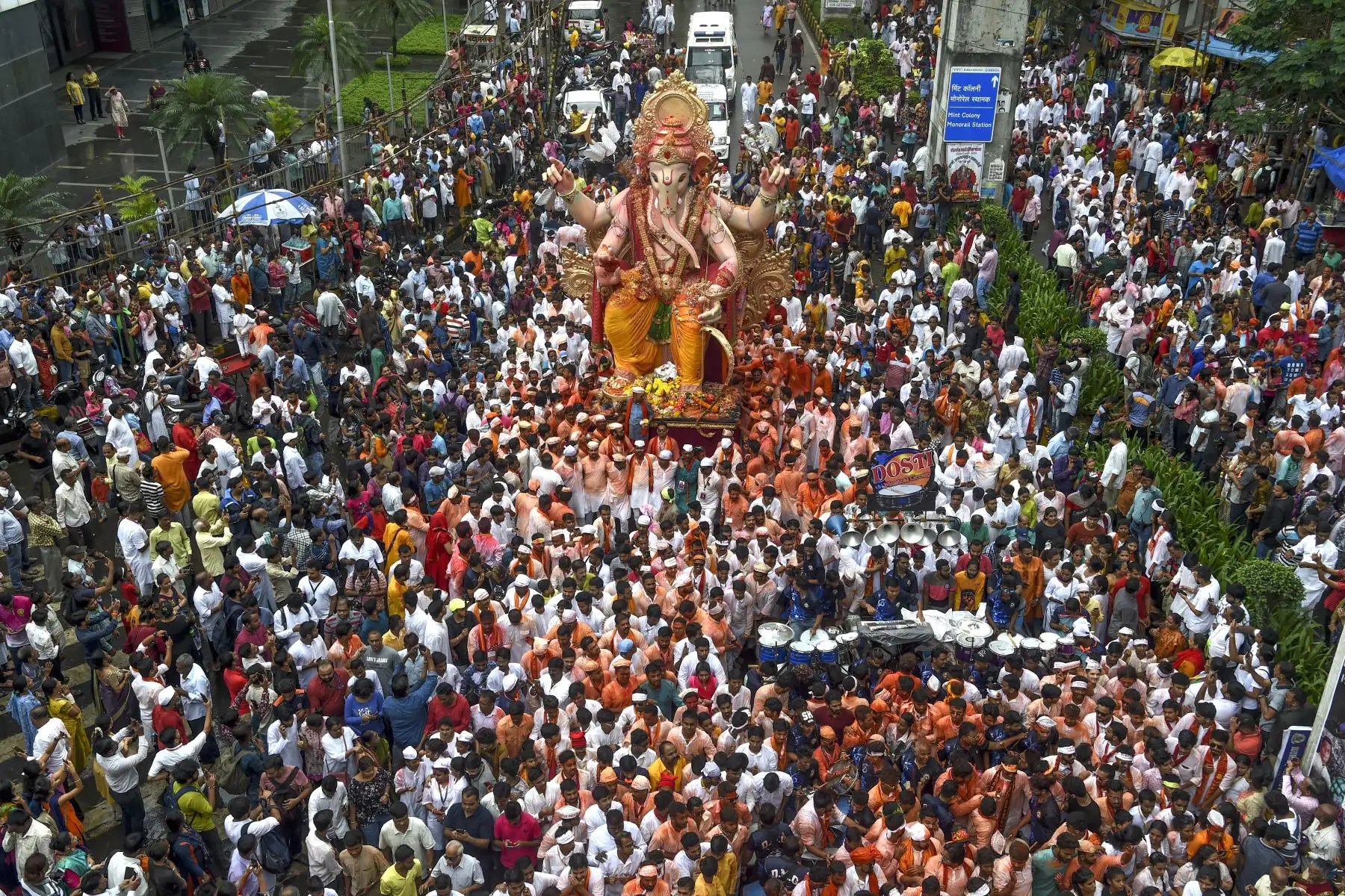 Devotos hindúes llevan ídolos de la deidad con cabeza de elefante Lord Ganesha para sumergirse en el mar Arábigo el último día del festival Ganesh Chaturthi en Mumbai. Foto: AFP