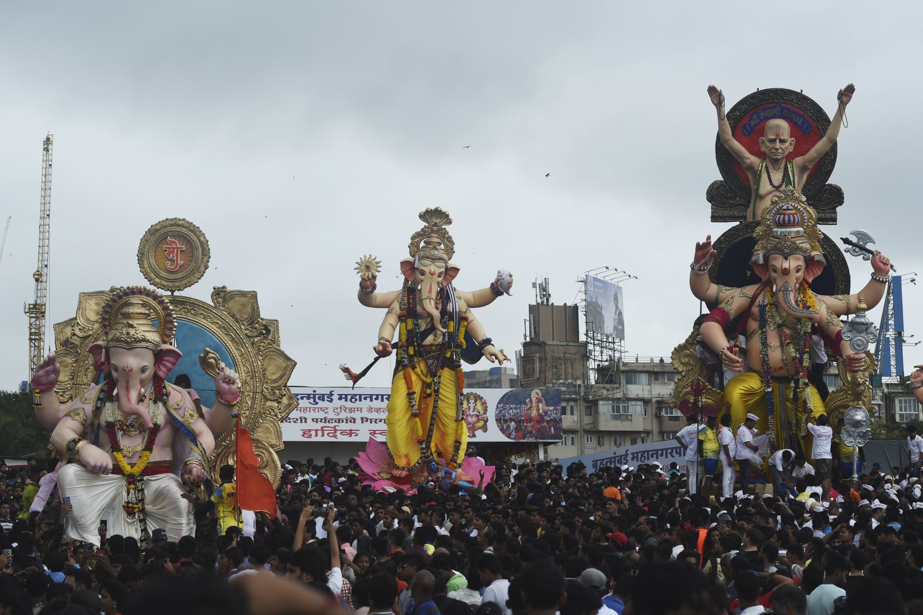 Devotos hindúes llevan ídolos de la deidad con cabeza de elefante Lord Ganesha para sumergirse en el mar Arábigo el último día del festival Ganesh Chaturthi en Mumbai. Foto: AFP