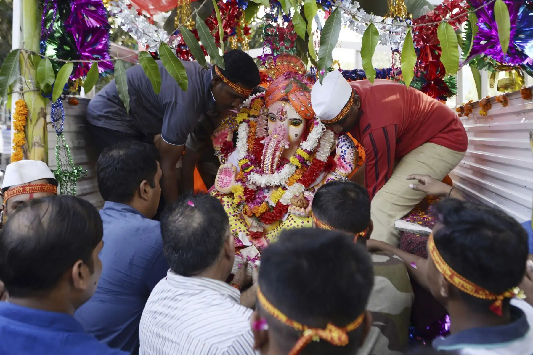Devotos hindúes llevan ídolos de la deidad con cabeza de elefante en Mumbai. Foto: AFP