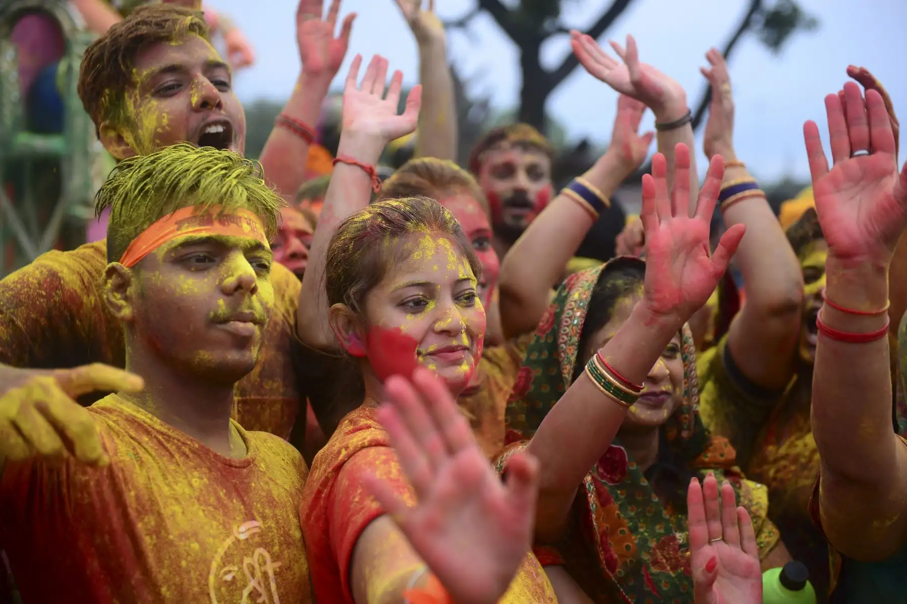 Devotos hindúes llevan un ídolo del señor Ganesha con cabeza de elefante para sumergirse en un estanque durante las celebraciones del festival Ganesh Chaturthi en la India. Foto: AFP