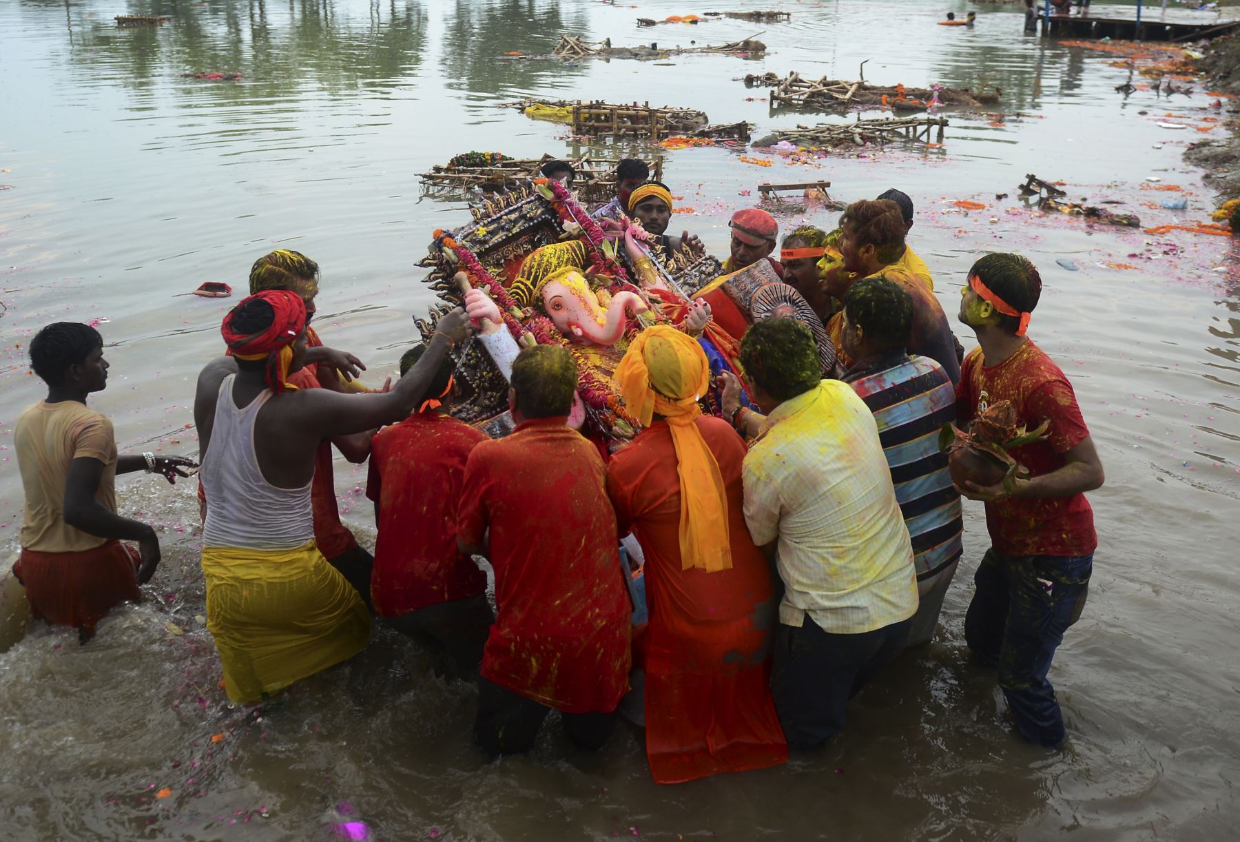 Devotos hindúes llevan un ídolo del señor Ganesha con cabeza de elefante para sumergirse en un estanque durante las celebraciones del festival Ganesh Chaturthi en la India. Foto: AFP