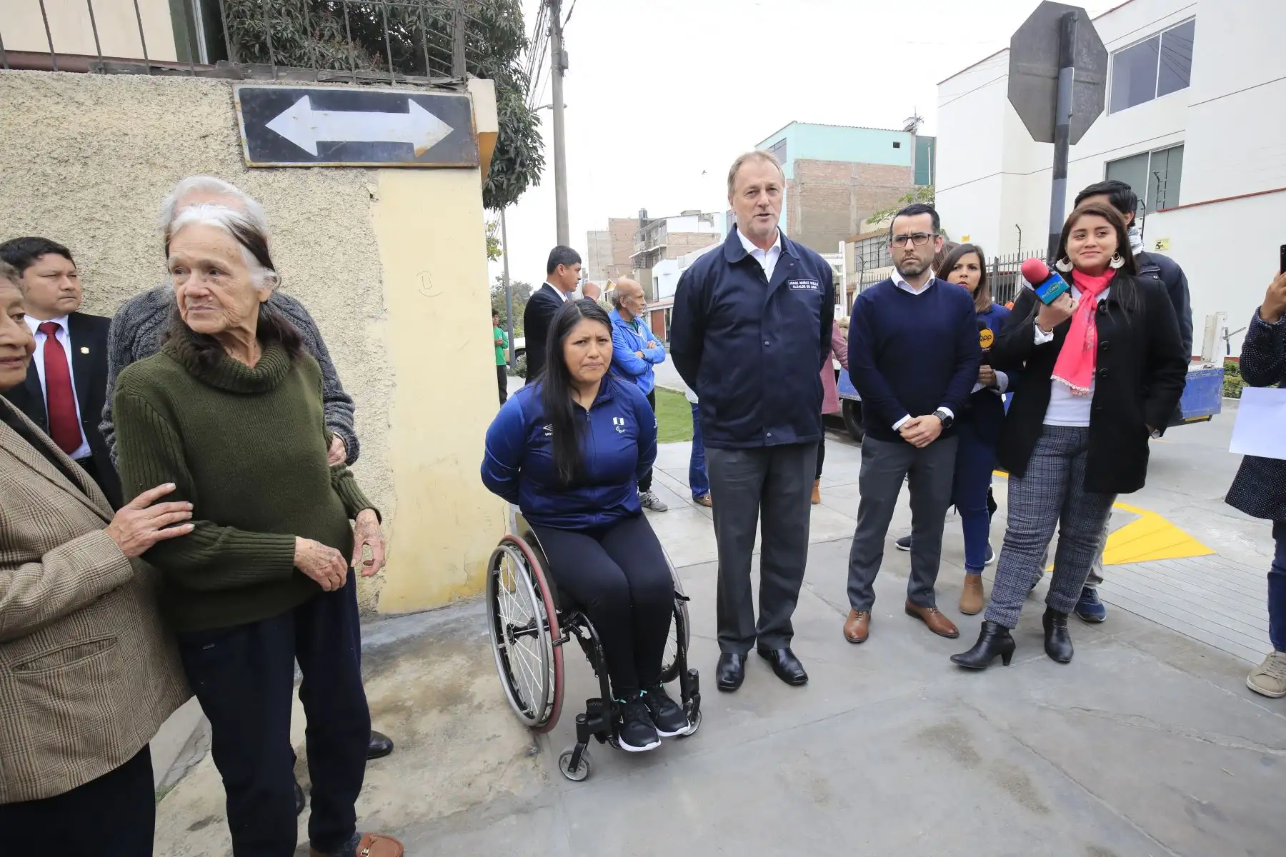 Alcalde de Lima, Jorge Muñoz acompañado de la paradeportista Pilar Jáuregui, presentó nuevas rampas para sillas de ruedas en la ciudad.


Foto: Andina/Juan Carlos Guzman Negrini