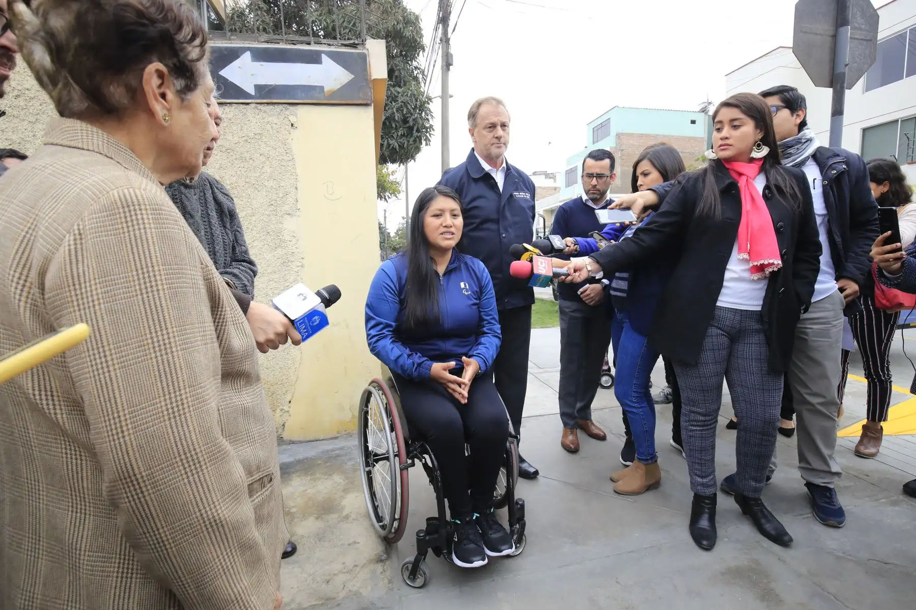 Alcalde de Lima, Jorge Muñoz acompañado de la paradeportista Pilar Jáuregui, presentó nuevas rampas para sillas de ruedas en la ciudad.


Foto: Andina/Juan Carlos Guzman Negrini