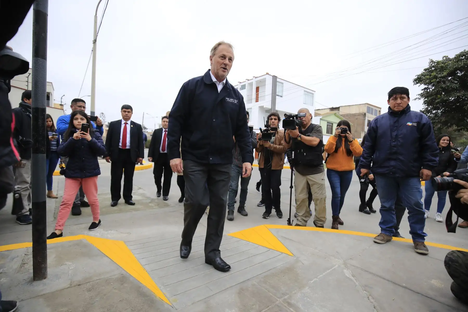 Alcalde de Lima, Jorge Muñoz acompañado de la paradeportista Pilar Jáuregui, presentó nuevas rampas para sillas de ruedas en la ciudad.


Foto: Andina/Juan Carlos Guzman Negrini