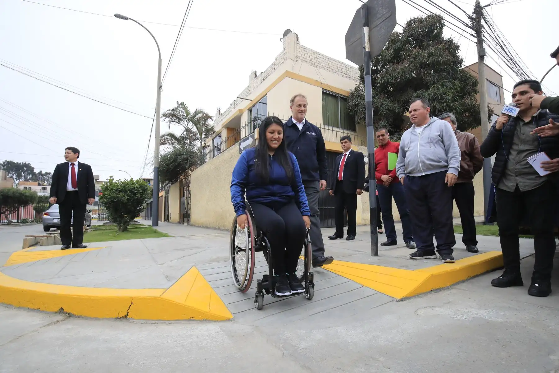 Alcalde de Lima, Jorge Muñoz acompañado de la paradeportista Pilar Jáuregui, presentó nuevas rampas para sillas de ruedas en la ciudad.


Foto: Andina/Juan Carlos Guzman Negrini