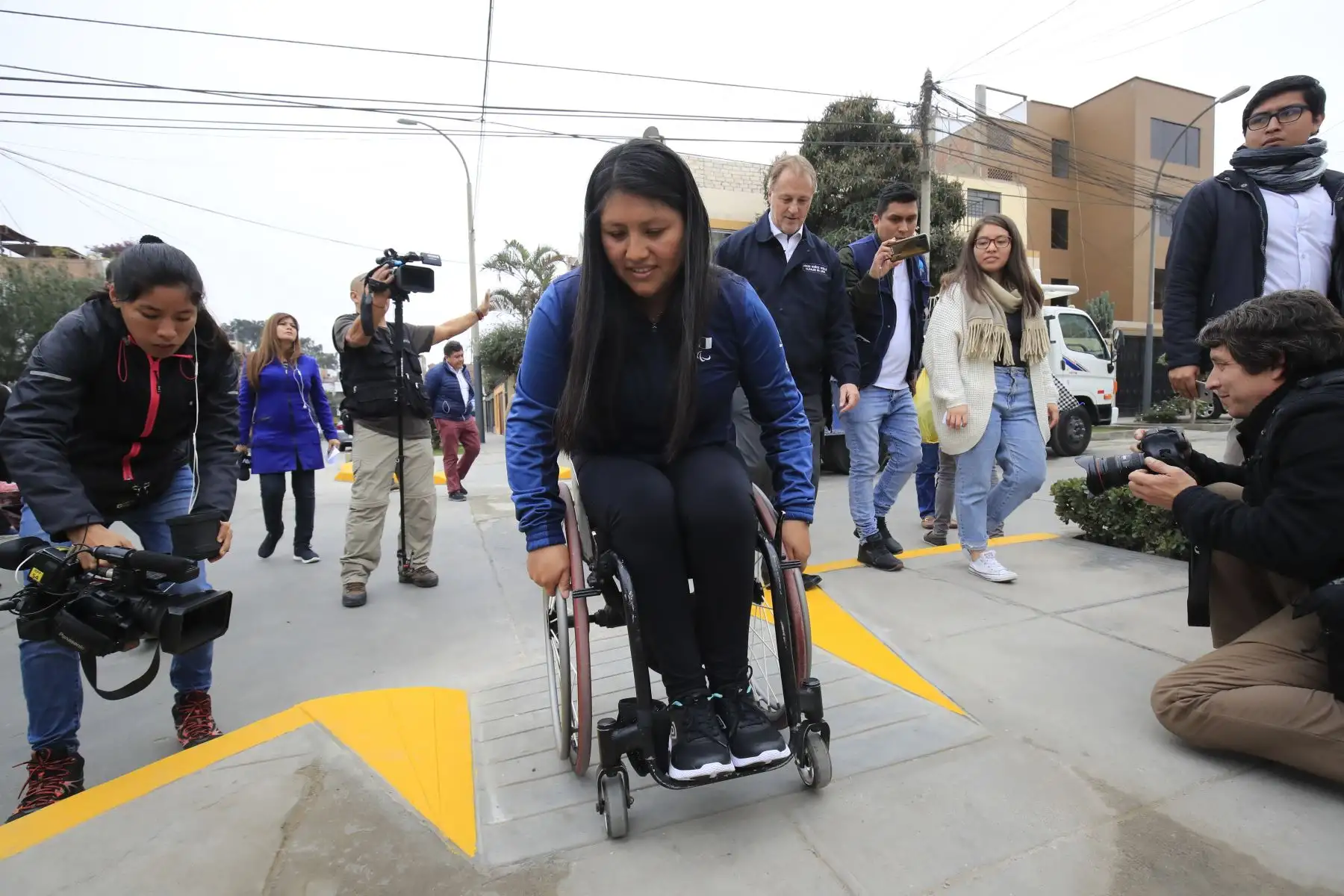Alcalde de Lima, Jorge Muñoz acompañado de la paradeportista Pilar Jáuregui, presentó nuevas rampas para sillas de ruedas en la ciudad.


Foto: Andina/Juan Carlos Guzman Negrini