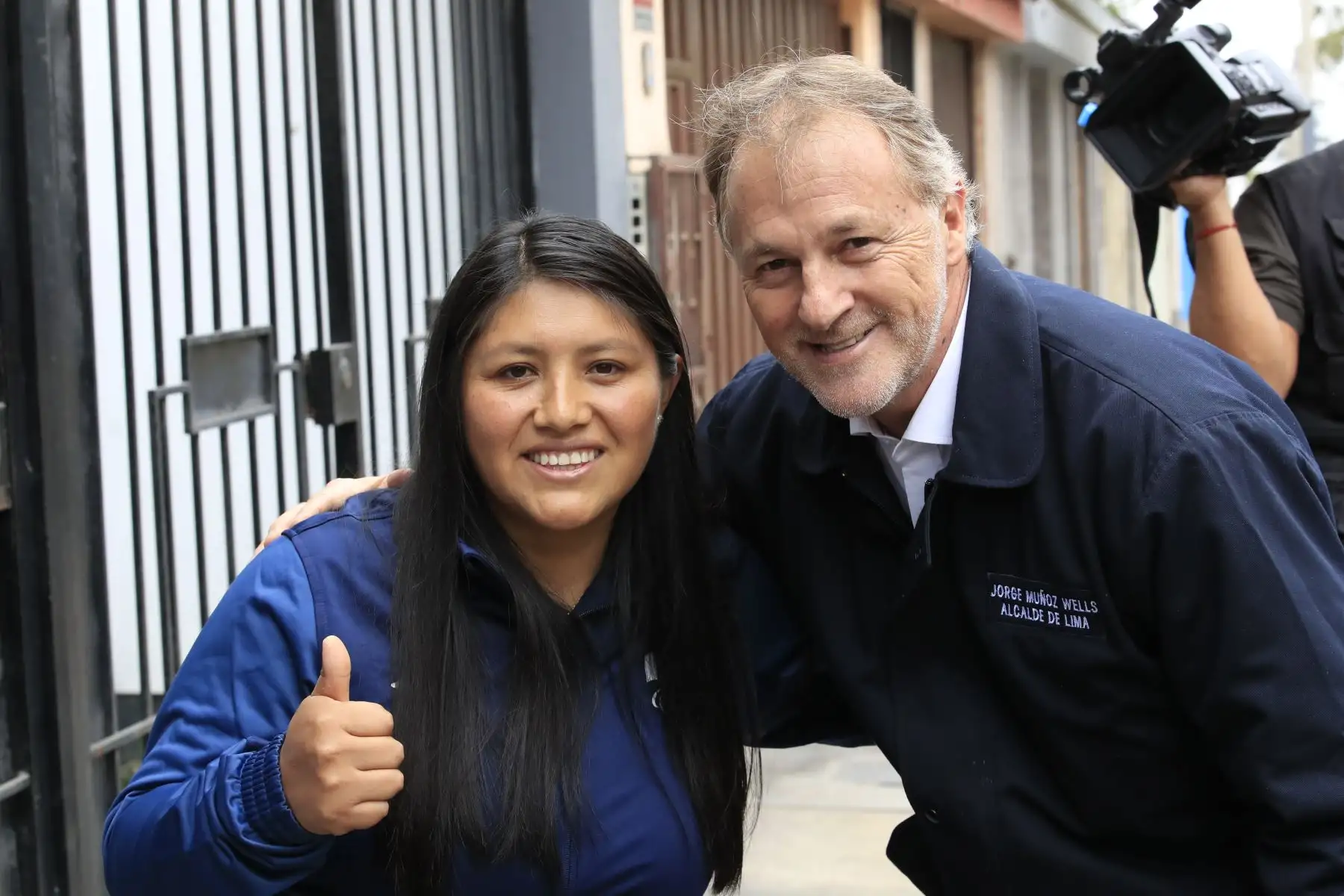 Alcalde de Lima, Jorge Muñoz acompañado de la paradeportista Pilar Jáuregui, presentó nuevas rampas para sillas de ruedas en la ciudad.


Foto: Andina/Juan Carlos Guzman Negrini