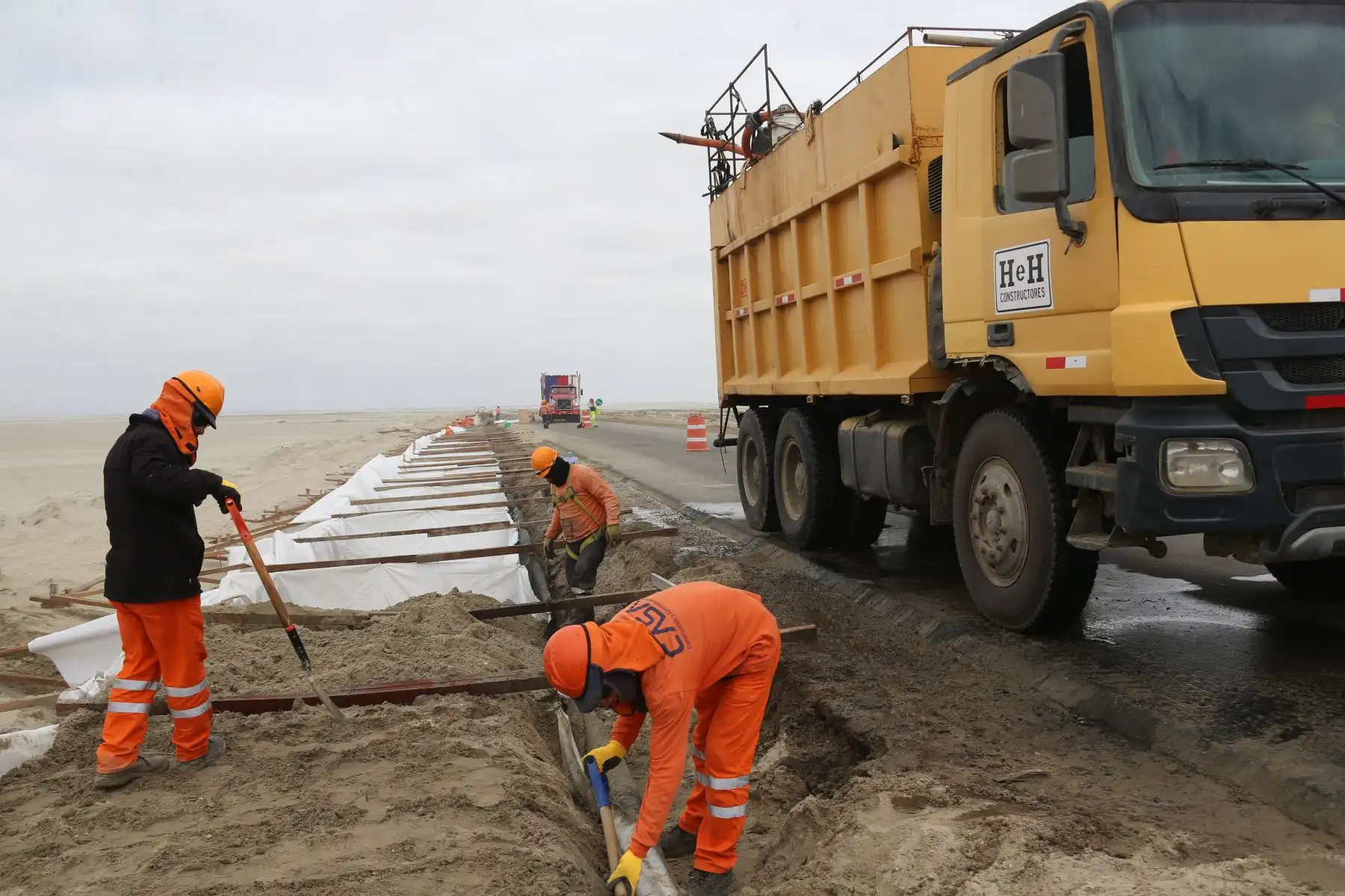 Las empresas contratistas que ejecuten trabajos de conservación vial, rehabilitación de carreteras y puente, que tengan previsto participar en la primera fase de la estrategia de reactivación económica, deberán cumplir estrictamente con los protocolos establecidos por el Ministerio de Transportes y Comunicaciones (MTC) para reducir el impacto en la salud de los trabajadores ante el riesgo de contagio del covid-19. ANDINA/Difusión