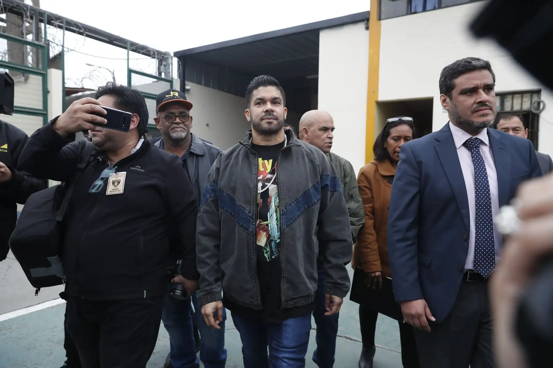 Llegada del cantante Jerry Rivera al penal Sarita Colonia del Callao para participar del evento
" Música y Cultura para Todos " organizado por el Inpe.
Foto: ANDINA/Renato Pajuelo