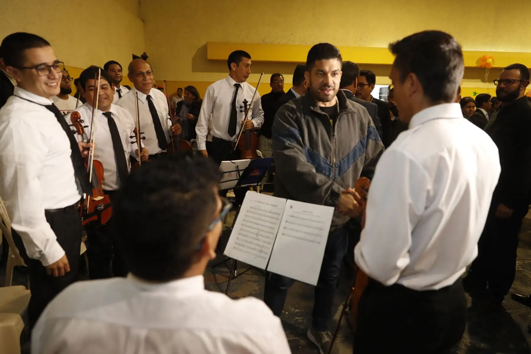 A ritmo de salsa  alumnos de Orquestando Inpe se encuentran con Jerry Rivera para el evento " Música y Cultura para Todos " organizado por el Inpe.
Foto: ANDINA/Renato Pajuelo