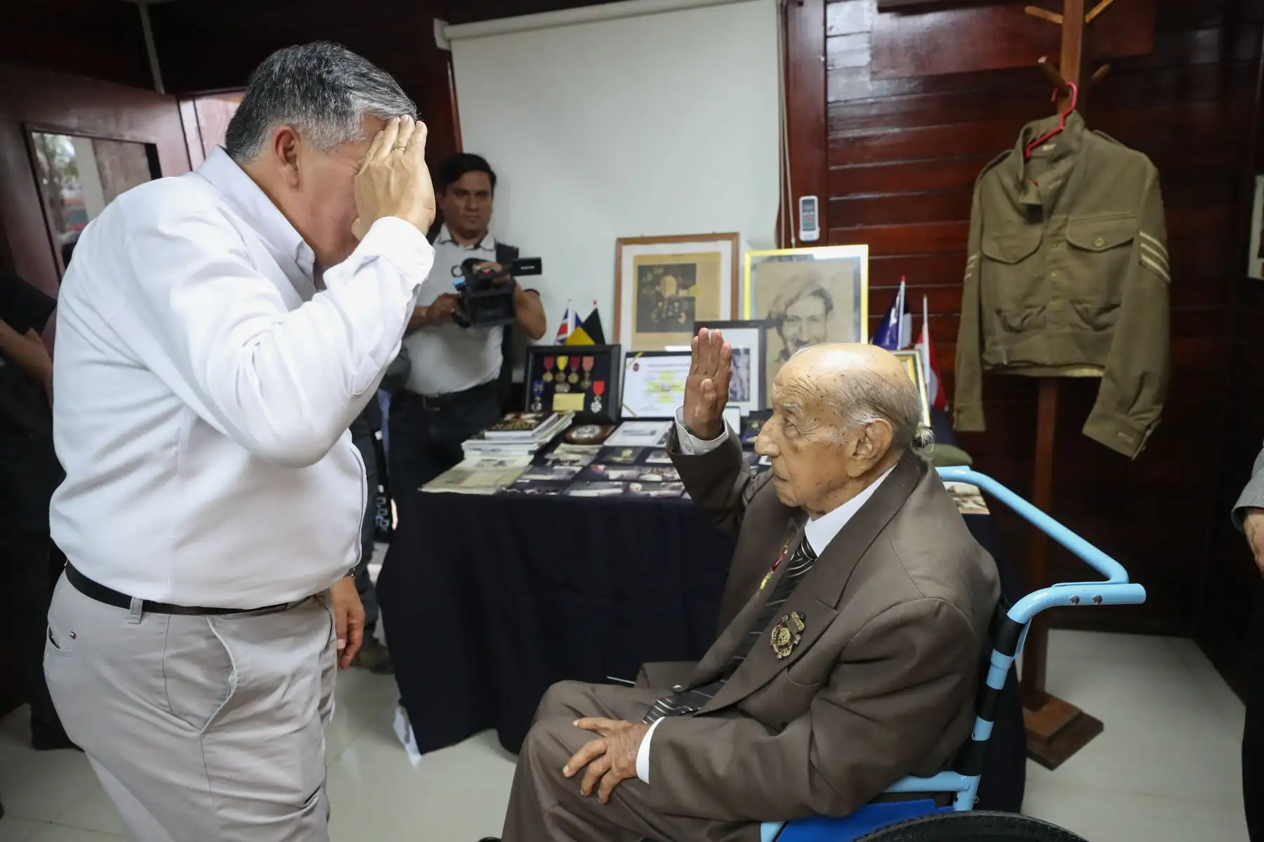 Ministro de Defensa, Jorge Moscoso saluda a Jorge Sanjinez, veterano peruano de la Segunda Guerra Mundial.
Foto: MINDEF