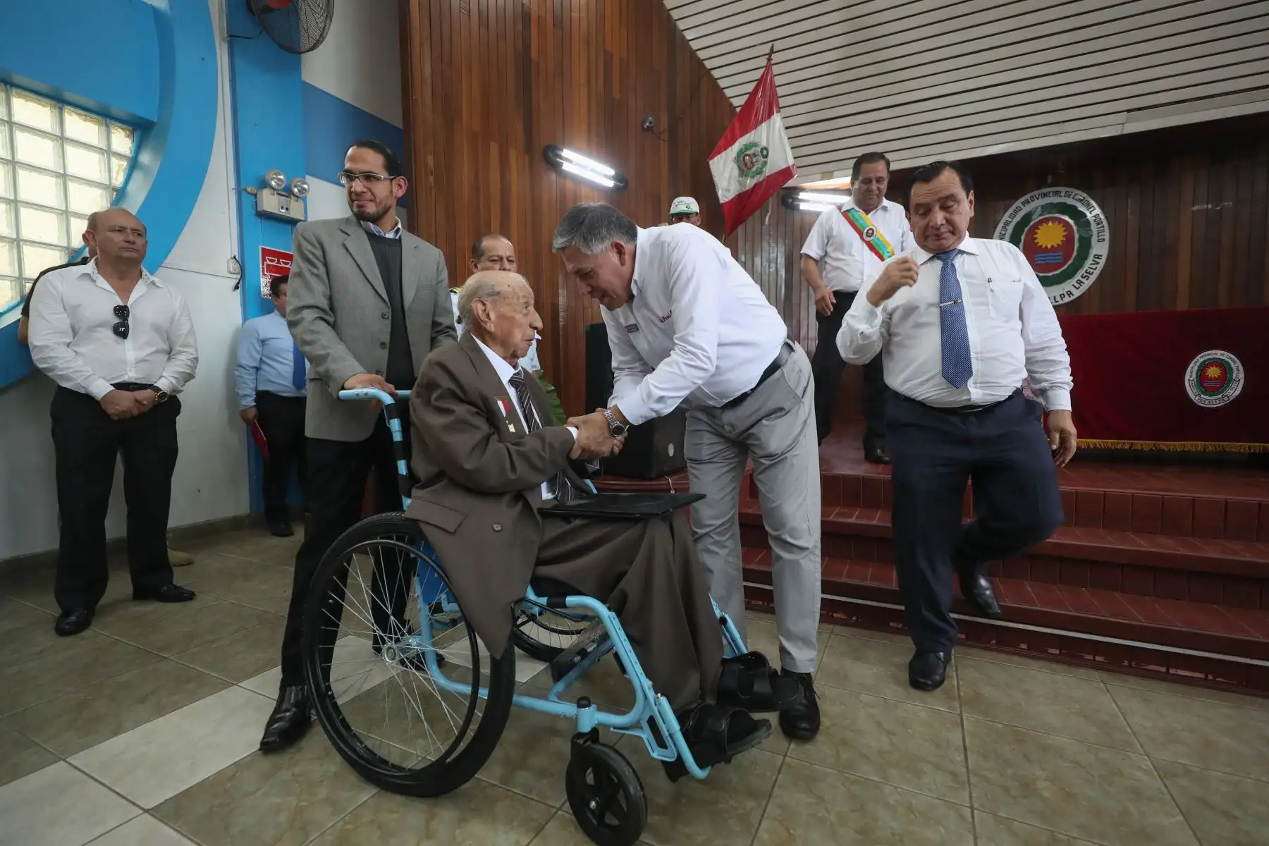 Ministro de Defensa, Jorge Moscoso saluda a Jorge Sanjinez, veterano peruano de la Segunda Guerra Mundial.
Foto: MINDEF