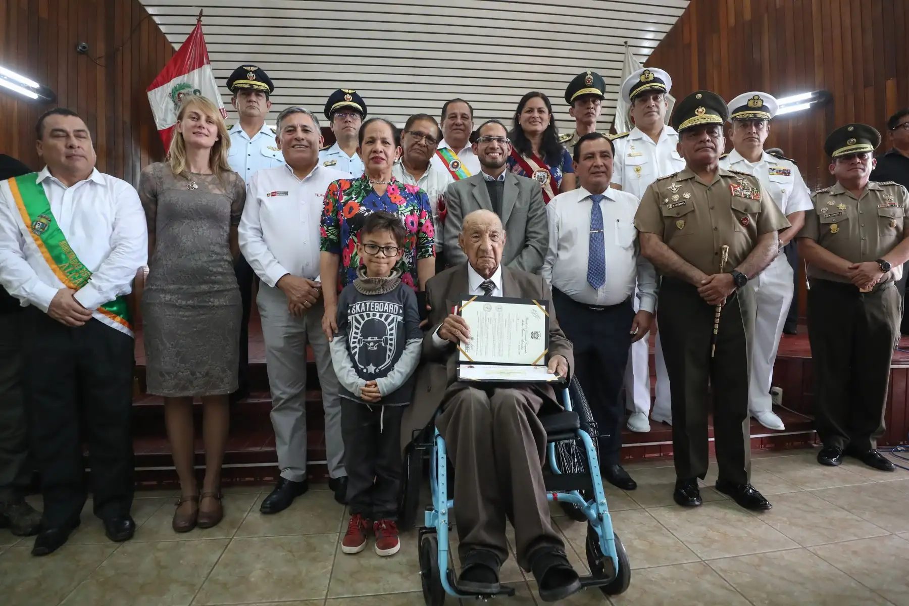 familiares acompañan a Jorge Sanjinez, veterano peruano de la Segunda Guerra Mundial condecorado por el Ministro de Defensa, Jorge Moscoso.
Foto: MINDEF
