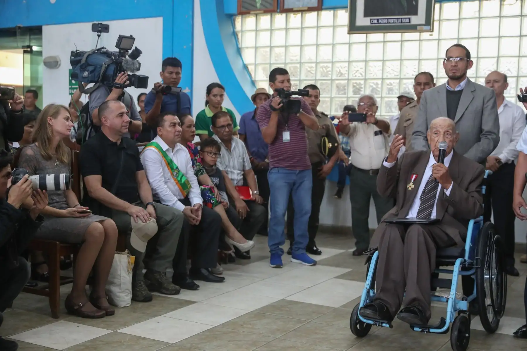 Jorge Sanjinez, veterano peruano de la Segunda Guerra Mundial es condecorado por el Ministro de Defensa, Jorge Moscoso.
Foto: MINDEF