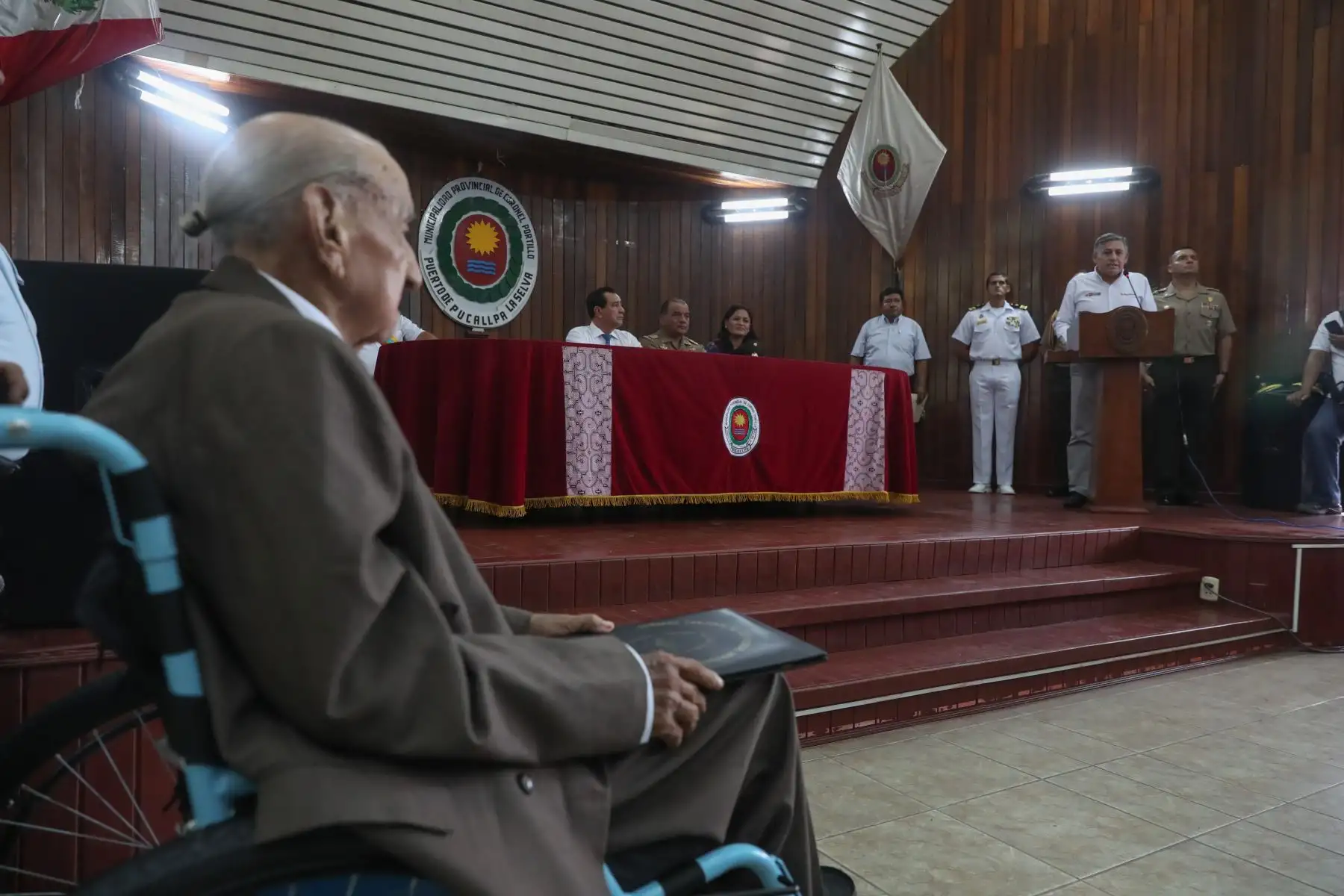 Jorge Sanjinez, veterano peruano de la Segunda Guerra Mundial es condecorado por el Ministro de Defensa, Jorge Moscoso.
Foto: MINDEF