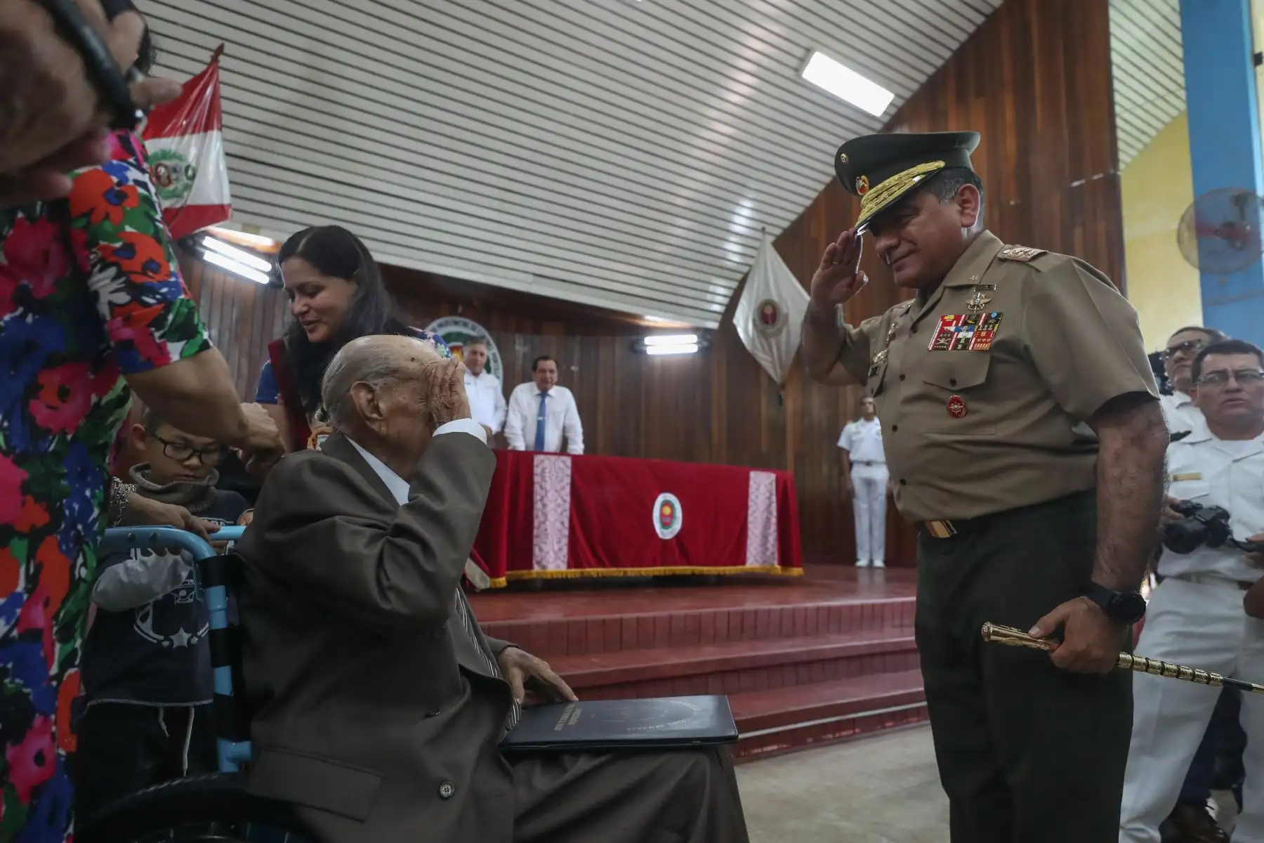 Jorge Sanjinez, veterano peruano de la Segunda Guerra Mundial es condecorado por el Ministro de Defensa, Jorge Moscoso.
Foto: MINDEF