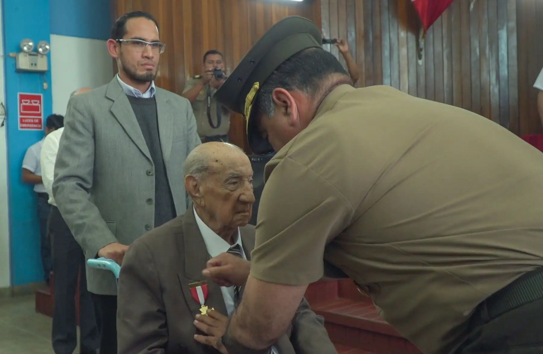 Jorge Sanjinez, veterano peruano de la Segunda Guerra Mundial es condecorado por el Ministro de Defensa, Jorge Moscoso.
Foto: MINDEF