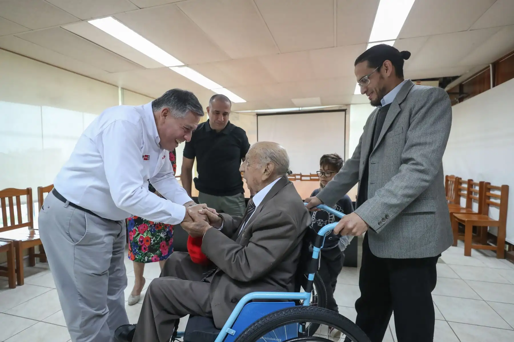 Ministro de Defensa, Jorge Moscoso saluda a Jorge Sanjinez, veterano peruano de la Segunda Guerra Mundial.
Foto: MINDEF