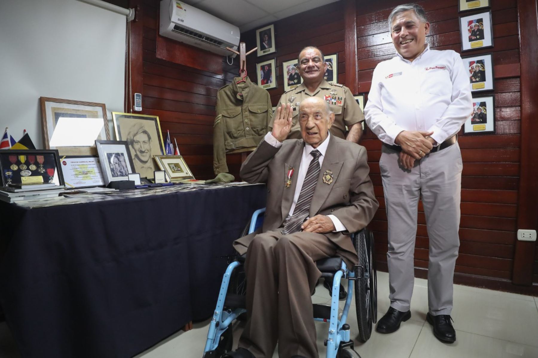 Ministro de Defensa, Jorge Moscoso, presidió distinción a Jorge Sanjinez Lenz, veterano peruano de la Segunda Guerra Mundial.