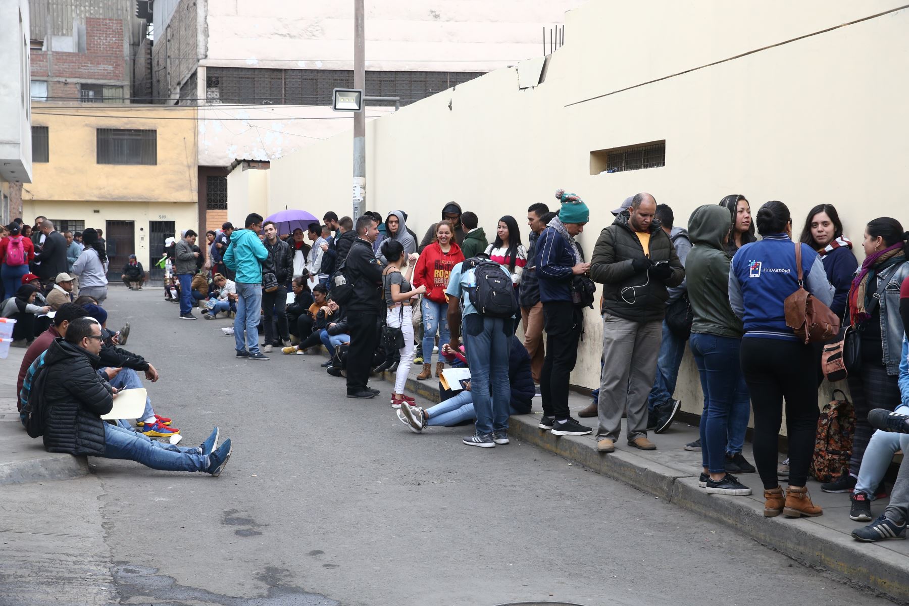 Venezolanos haciendo cola para obtener sus certificados de antecedentes policiales. Foto: ANDINA/Vidal Tarqui