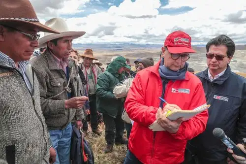 Ministro de Energía y Minas, Francisco Ísmodes, lideró comitiva del Ejecutivo que viajó a Espinar. Foto: Difusión.