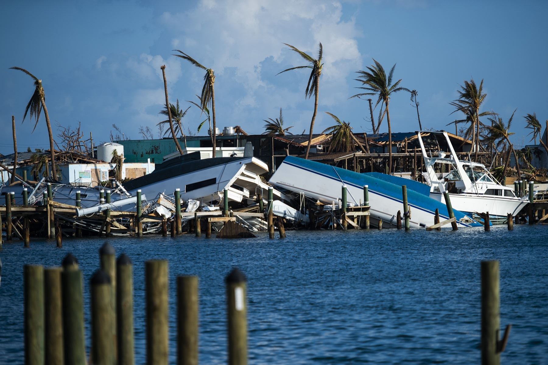 Daños causados por el paso del huracán Dorian. Foto: AFP.