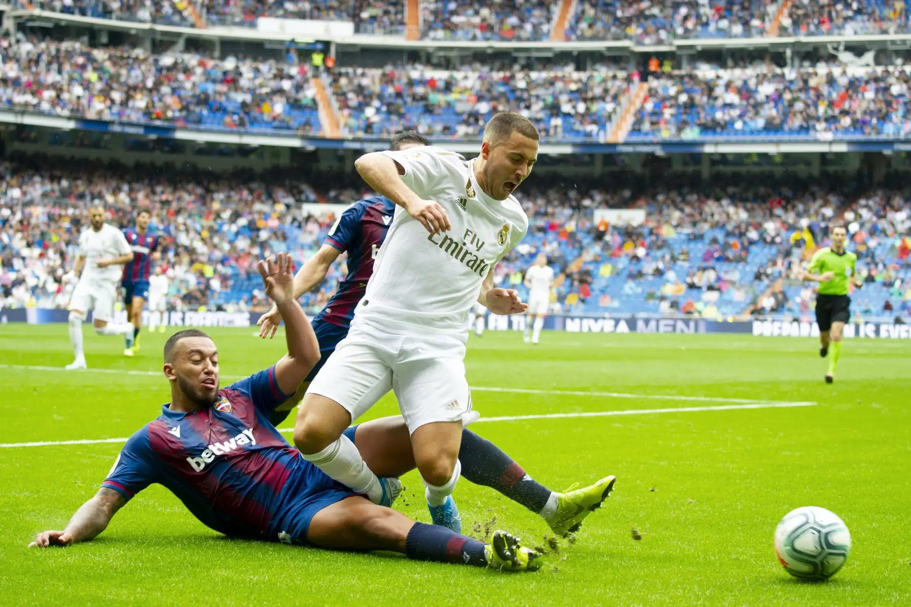 Real Madrid vence 3-2 al Levante. Eden Hazard y el portugués Rubén Vezo disputan el balón. Foto: AFP