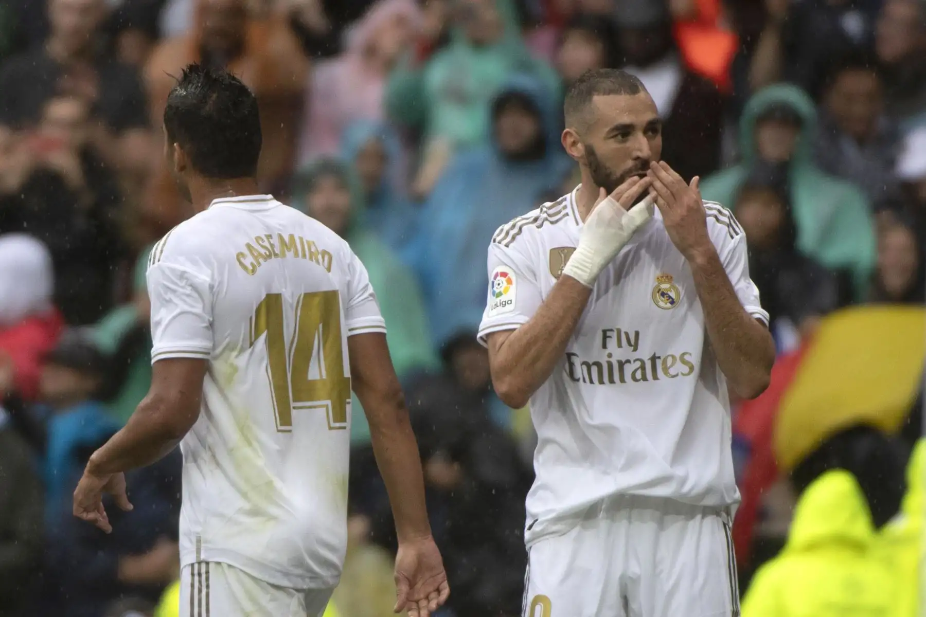 Real Madrid vence 3-2 al Levante con un doblete de Benzema quien lo celebra junto a Casemiro. Foto: AFP