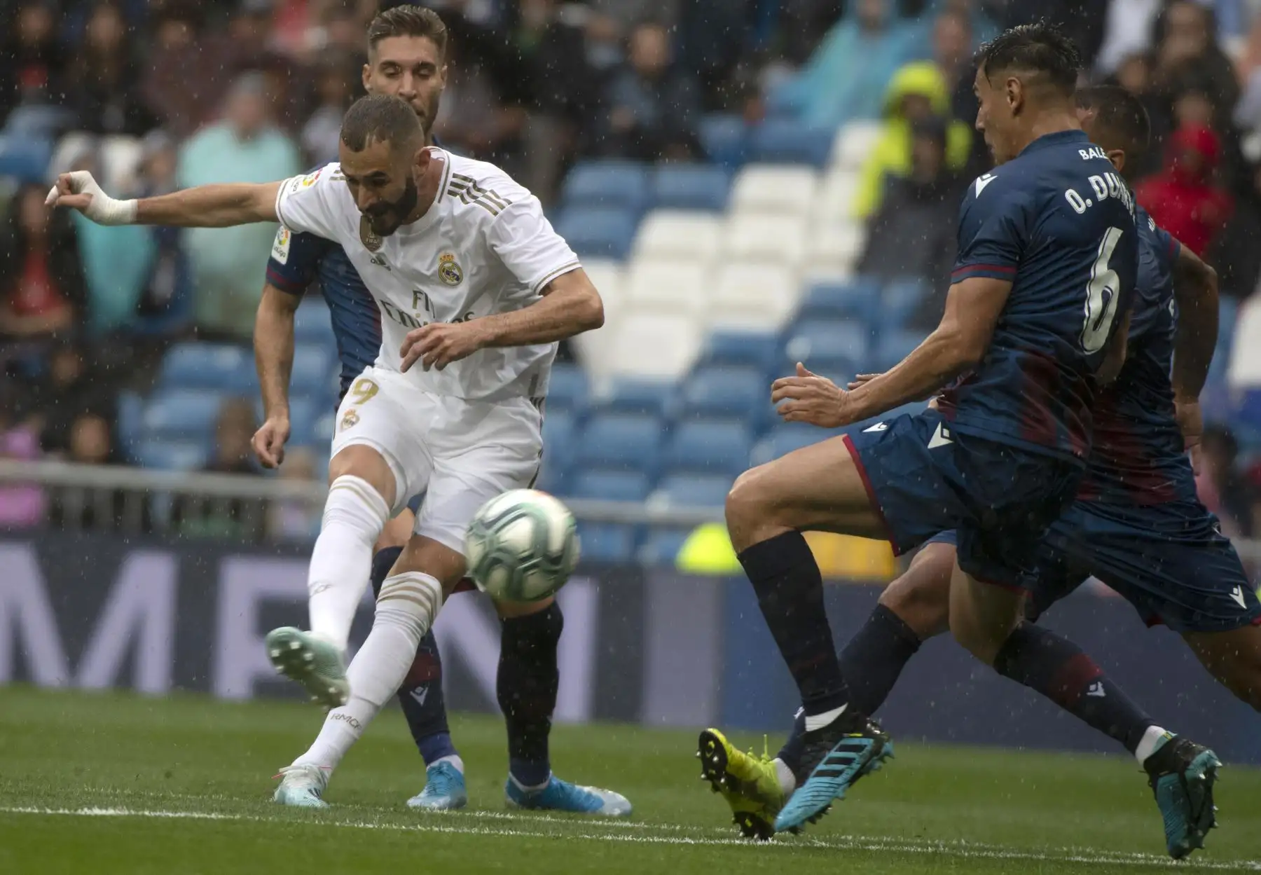 Real Madrid vence 3-2 al Levante con un doblete de Karim Benzema. El defensa Oscar Duarte intenta bloquear el disparo. Foto: AFP