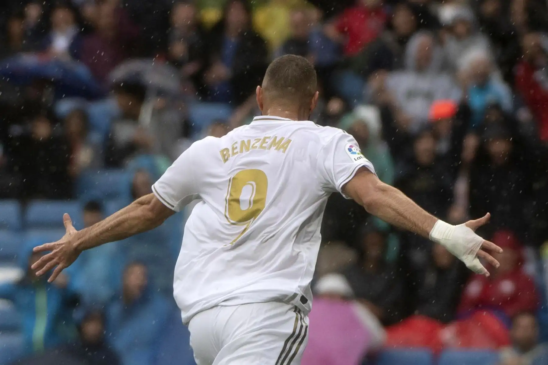 Real Madrid vence 3-2 al Levante con un doblete del delantero estrella Karim Benzema. Foto: AFP