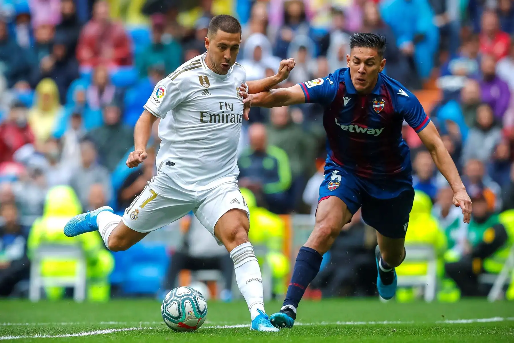Real Madrid vence 3-2 al Levante con un doblete de Benzema. El delantero belga Eden Hazard controla el balón ante el jugador costarricense del Levante Duartea en la cuarta jornada de La Liga Santander. Foto: EFE. Foto: EFE