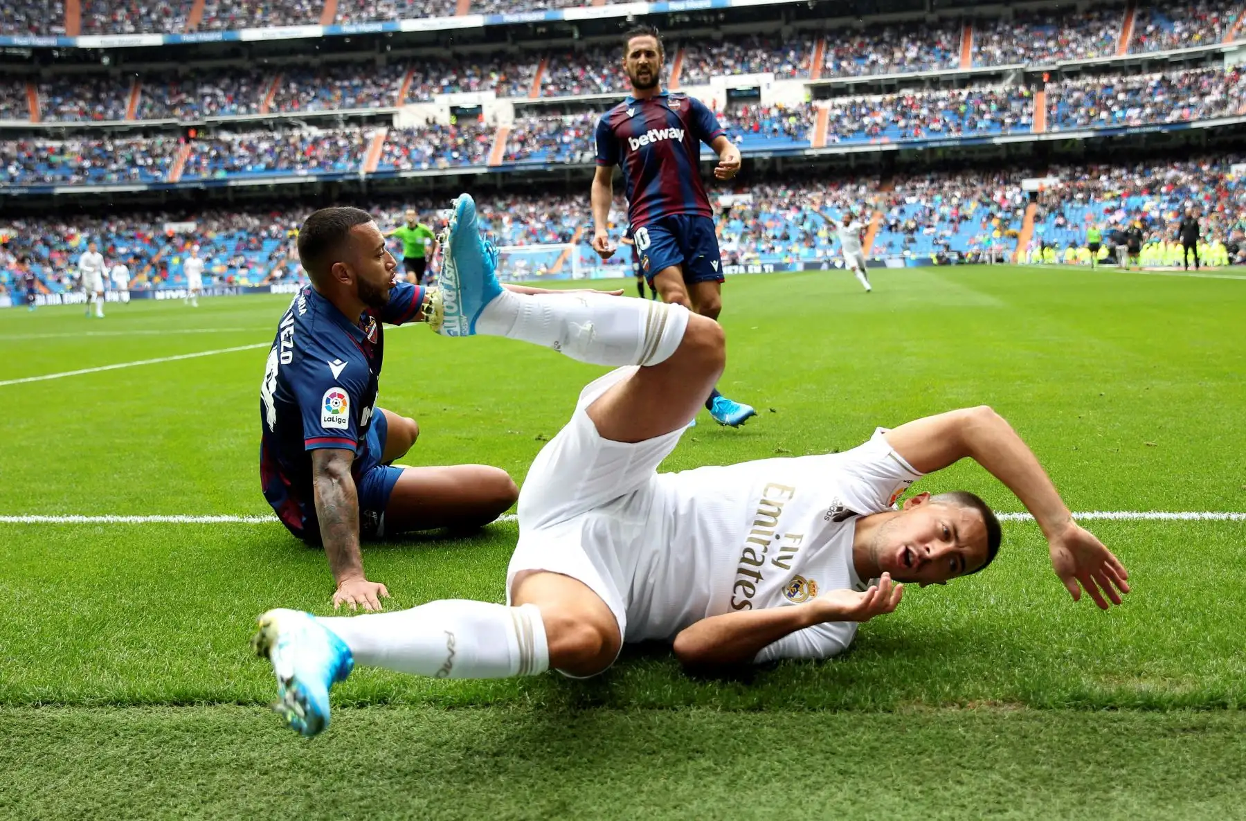 Real Madrid vence 3-2 al Levante. Eden Hazard (d) y el portugués Rubén Vezo disputan el balón. Foto: EFE