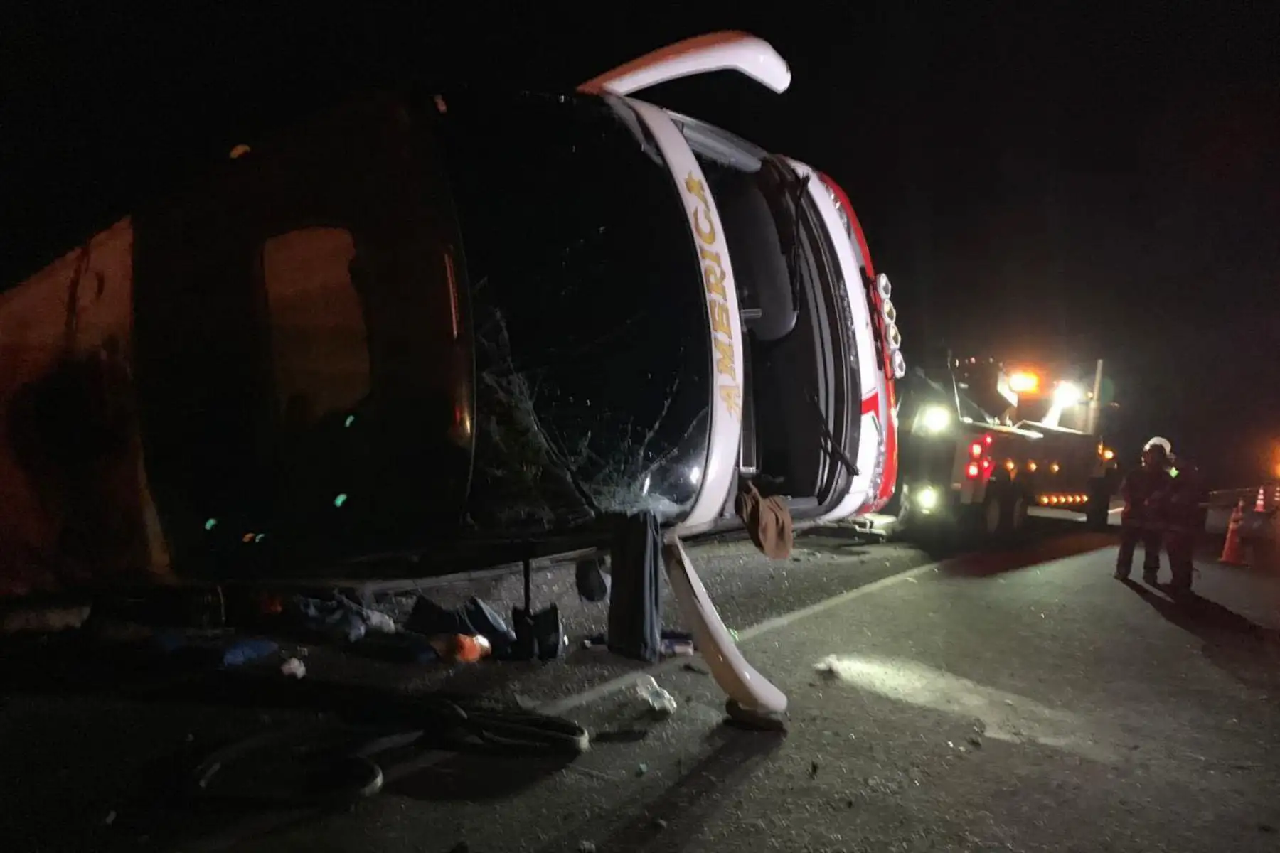 Bus interprovincial que se volcó esta madrugada en la Panamericana Norte provincia de Huarmey