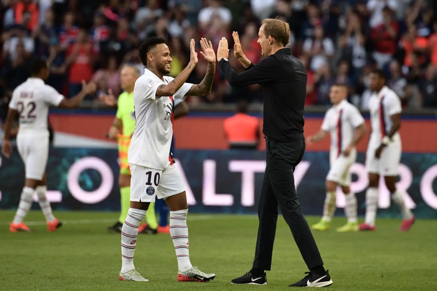 Astro brasileño Neymar celebró espectacular gol junto a su técnico Thomas Tuchel. Foto: AFP