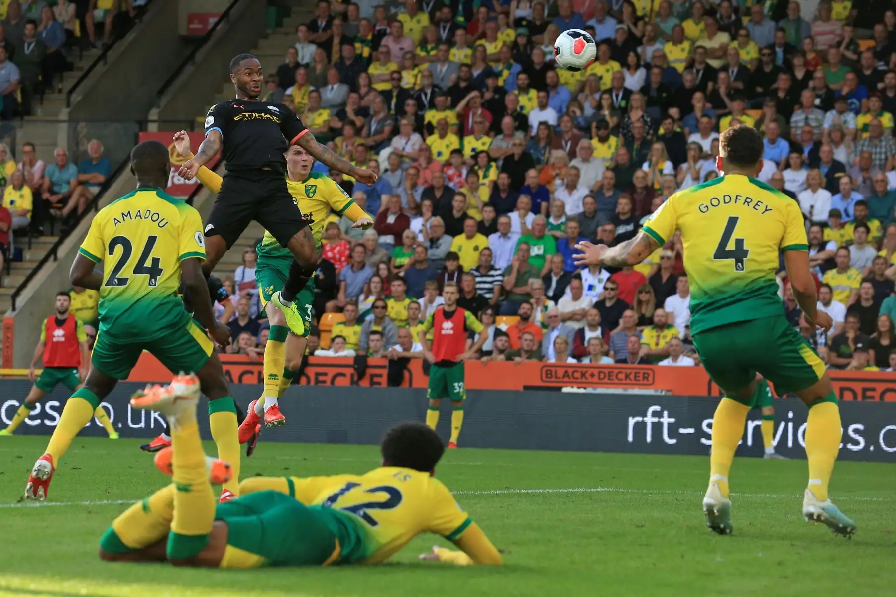 Raheem Sterling gana balón en lo alto. Su caudro Manchester City perdió 3-2 ante Norwich City por la quinta jornada de la Premier League en el estadio Carrow Road. Foto: AFP