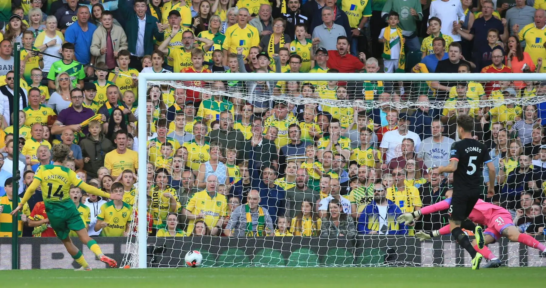 Manchester City perdió 3-2 ante Norwich City por la quinta jornada de la Premier League en el estadio Carrow Road. odd Cantwell fue autor de uno de los tantos. Foto: AFP