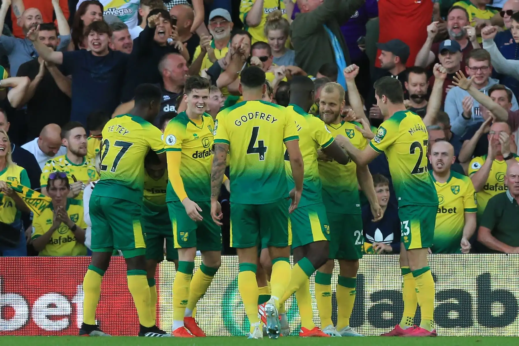 Teemu Pukki celebra el gol junto a su equipo en quinta jornada de la Premier League en el estadio Carrow Road. Foto: AFP