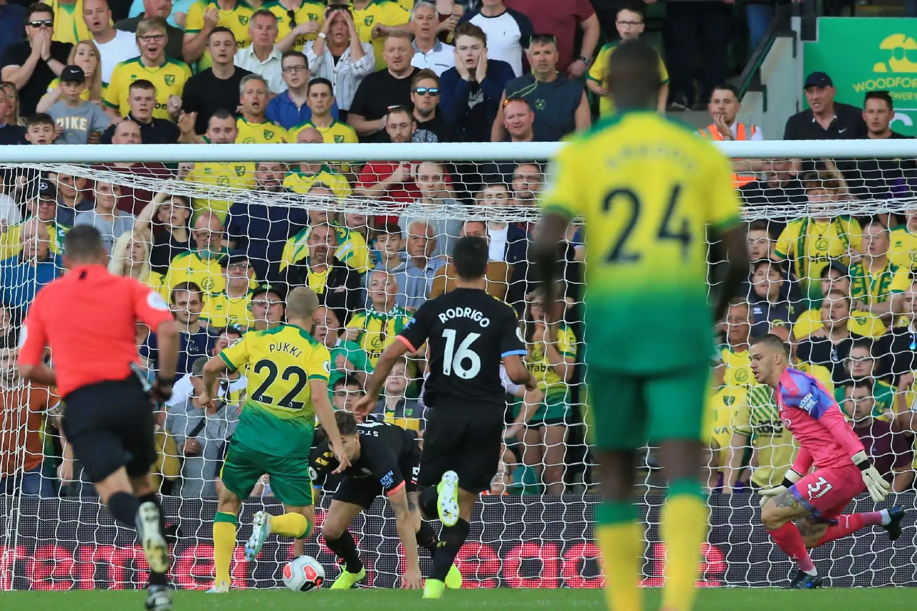 Manchester City perdió 3-2 ante Norwich City por la quinta jornada de la Premier League en el estadio Carrow Road. Foto: AFP